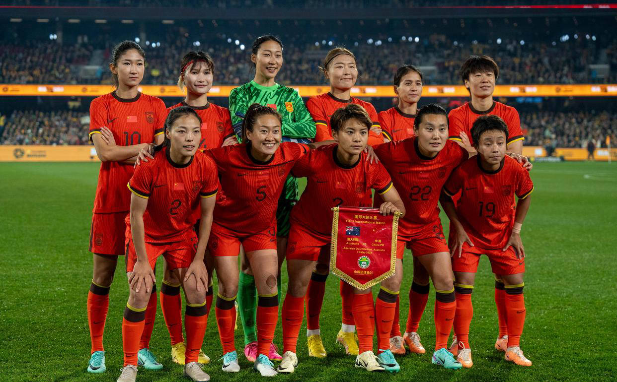 国际足坛最新：女子比赛中的激烈竞争！