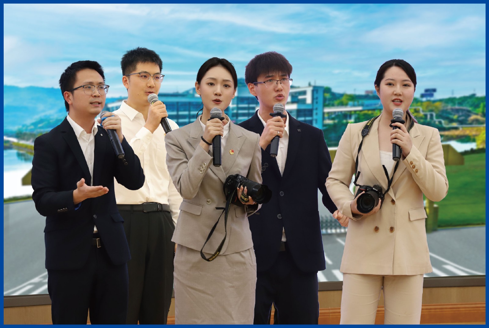 包含花样比赛现场掌声阵阵，气氛热烈异常的词条