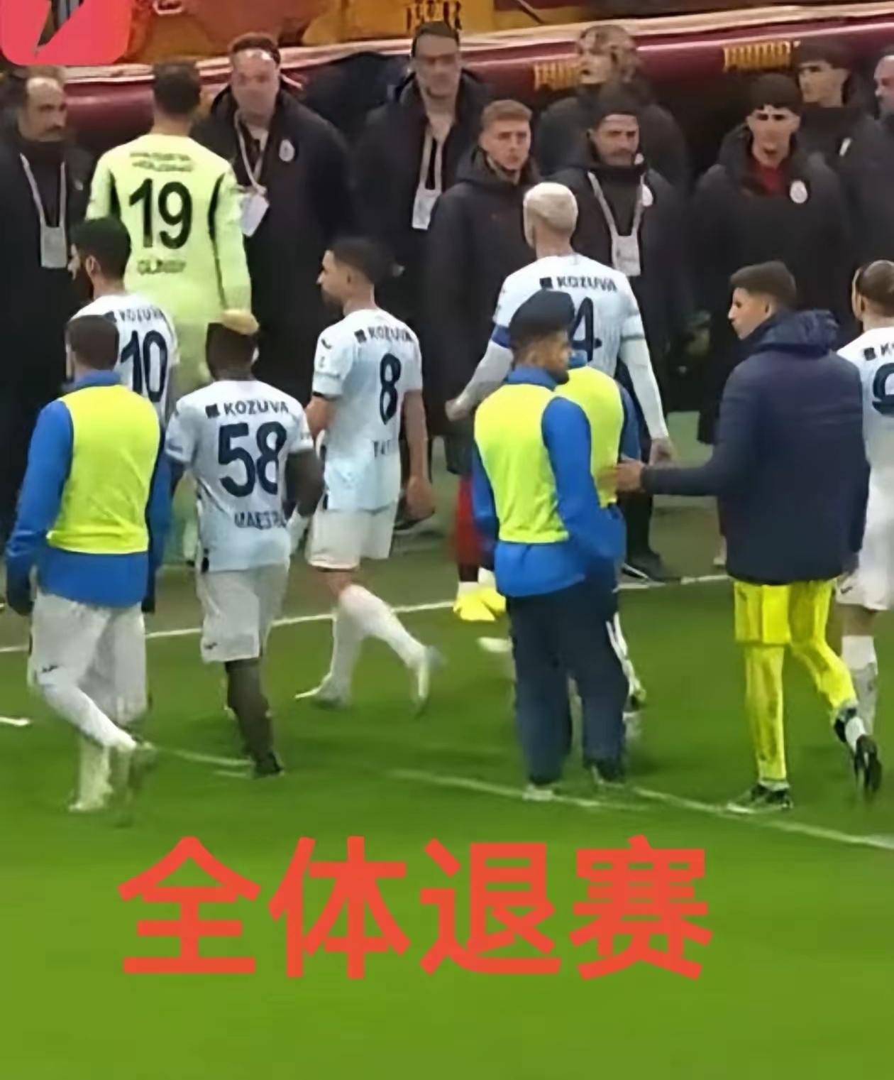 豪门碰撞，球迷呼声高涨，场上激烈角逐的简单介绍
