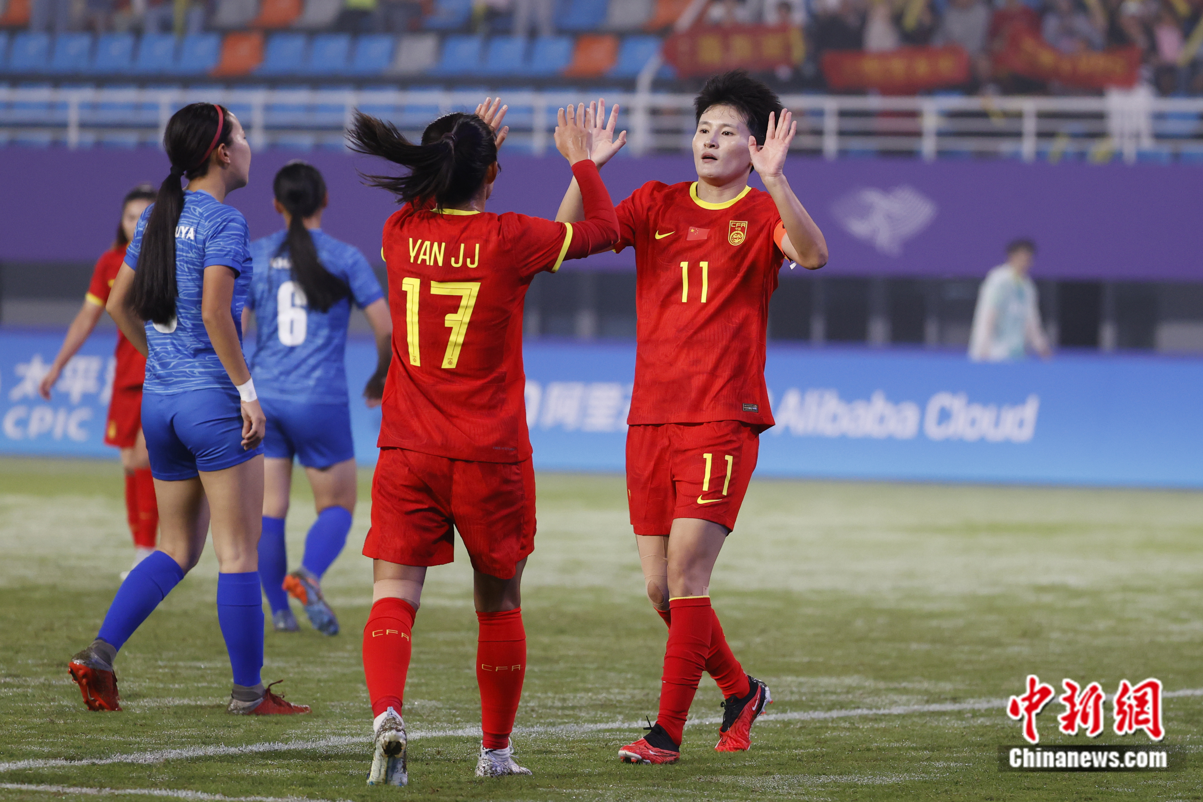 国内女足明星球员表现抢眼，引发球队青睐