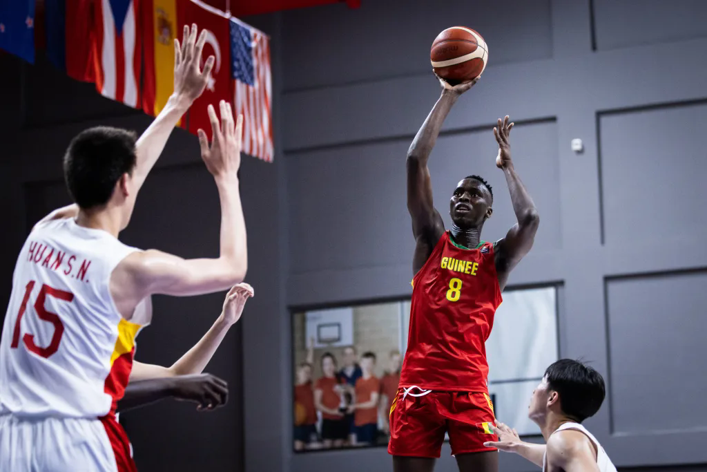 郇斯楠应留国内打磨NCAA调教中锋无耐心(ncaa北卡大学中锋)