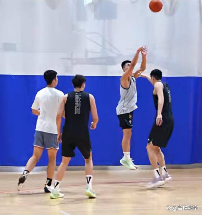 关于广东男篮张昊训练日常投射训练&结合球出手的信息