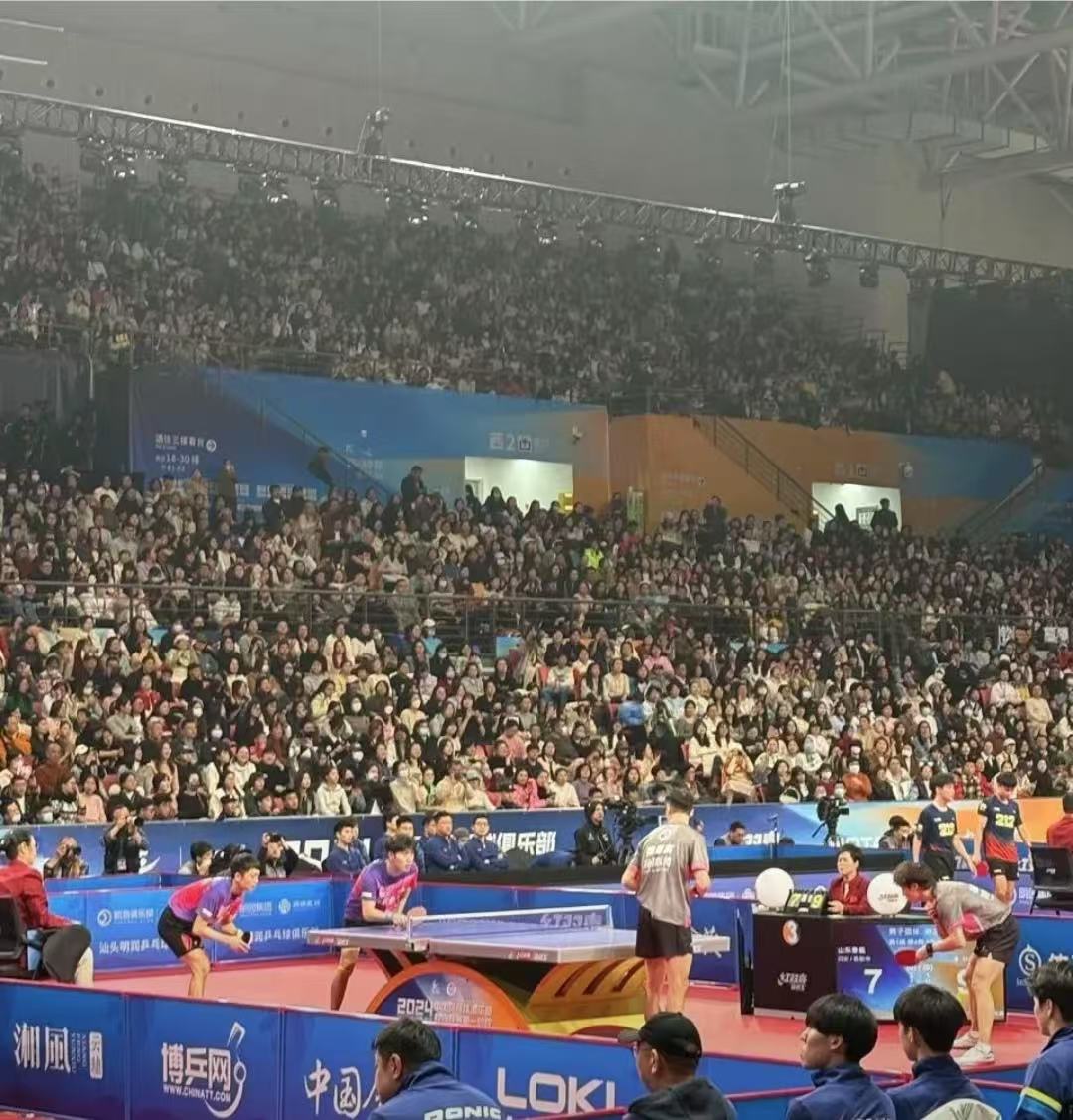 摩洛哥瓦赫达球迷现场助威，球队斗志昂扬(摩洛哥vs坦桑尼亚比赛集锦)
