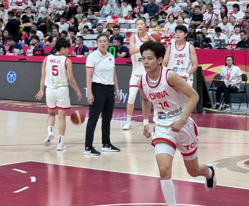 杨舒予的进攻内容丰富，空切和快攻位置感都很优秀(杨飞鹏杨舒予)